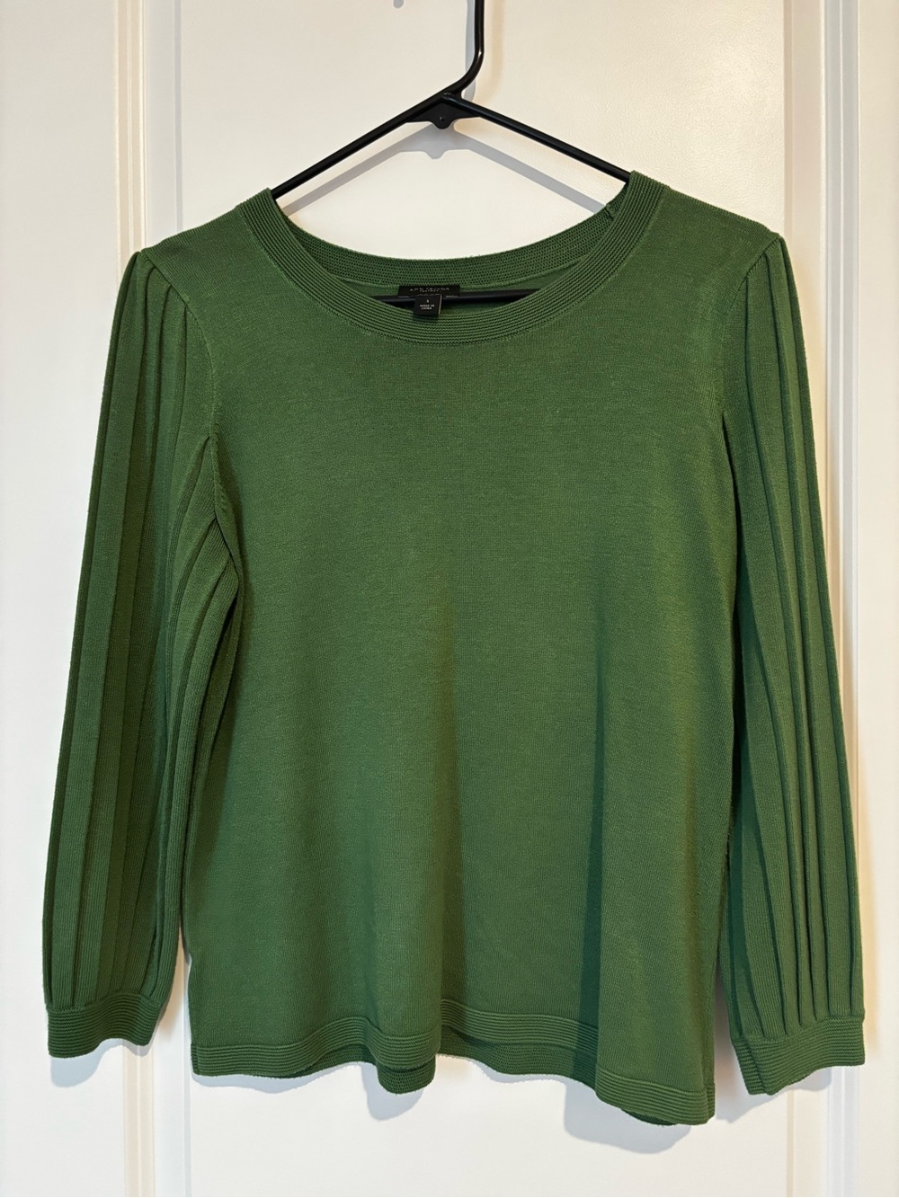 Classic Green Pleated-Sleeve Crewneck Lightweight Sweater